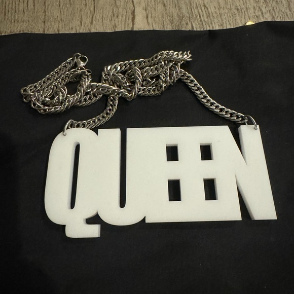 NWOT UNIQUE QUEEN NECKLACE FOR A QUEEN - Picture 2 of 2